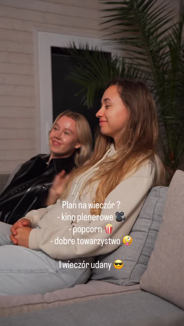 Dobry plan ? 
To dorzuć do tego jacuzzi, basen i saunę… i masz nasz klimat 😎✨ 

Tu jedyny dramat to wybór: 
film czy jeszcze jedna runda w jacuzzi? 😂 

Zbieraj ekipę albo wpadaj w duecie – u nas każdy scenariusz kończy się dobrze 💛 

#kinopodchmurką #relaks #jacuzzi_time #weekendvibes #domkizbasenem